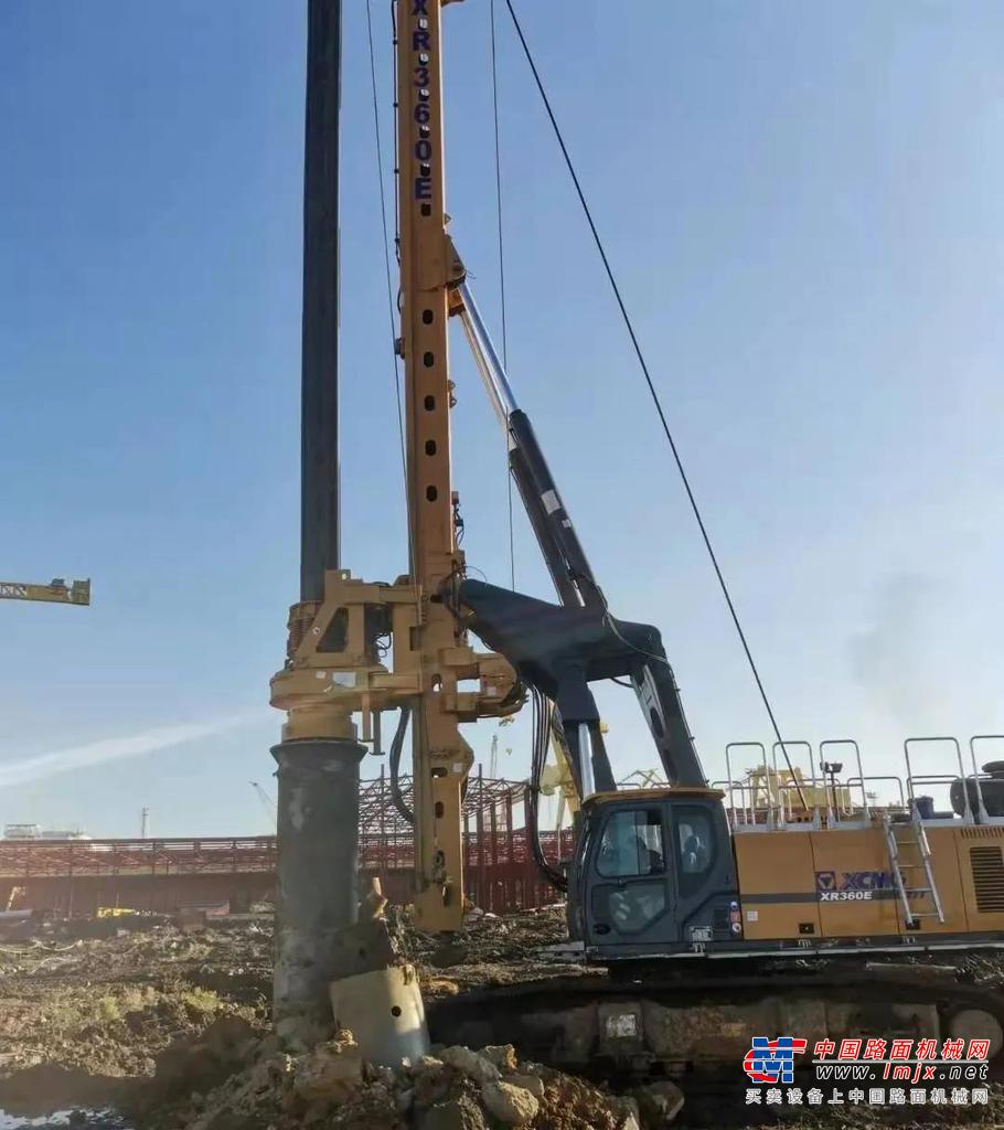 	-20°C的秋季早已呵气成冰	一片清冷中	熠熠生辉的“徐工金”	增添了丝丝暖意