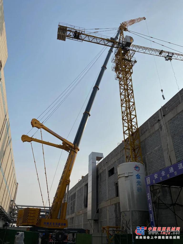 从储水塔改造到体育场馆建设，再到铁矿砂厂房检修......徐工XCA250_BR领头的起重装备集团军为其服役，开疆拓土，足迹覆盖巴西和南美洲其他国家。