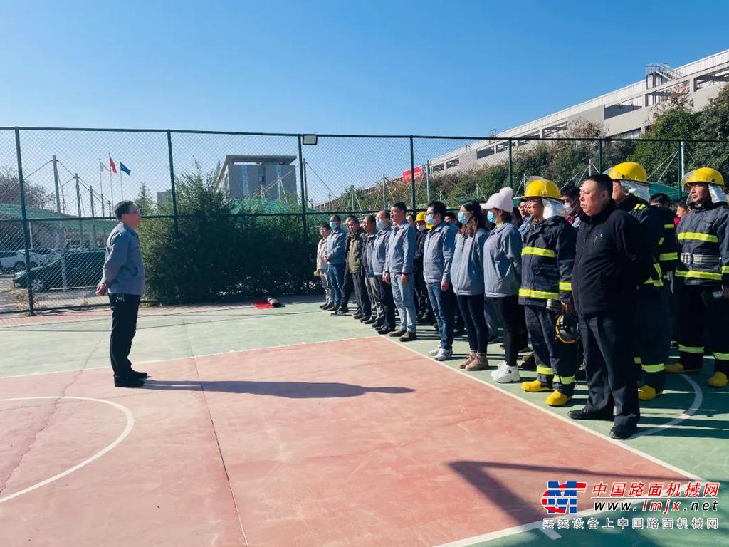 1点33分胡振华队长带领4名救援队员赶赴现场，取出消防水带、水枪和灭火器，将水带铺设好后，一端链接消火栓，另一端连接消防水枪，实施灭火，另外两人使用灭火器拔出保险销，一手压下压把，另一手握住喷嘴对准火源根部喷射。1点37分左右火情得到控制，救援队撤出火场。