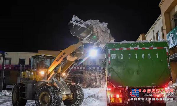 携手同心抗雪灾——山东临工参与爱心抢险突击队