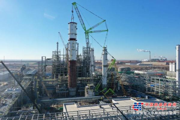 “擎天柱首领”ZCC32000履带起重机 顺利完成60万吨/年PDH装置PP塔改造吊装
