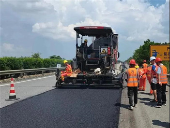 助推公路抗滑施工新技術 | 戴納派克F系列攤鋪機領銜壇百高速超薄磨耗層施工