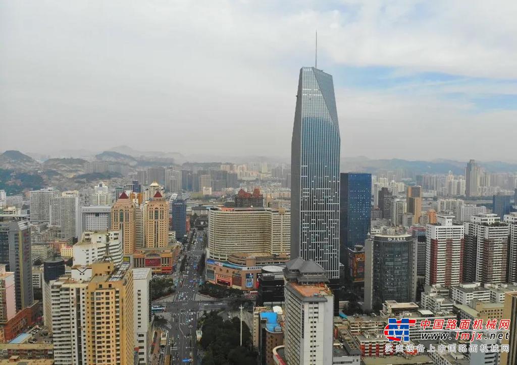 	金总接着介绍补充道，这四个第一是：兰州地区第一台三一37米泵车用户；兰州地区第一台三一搅拌站用户；兰州地区第一台三一搅拌车用户，以及兰州地区第一台三一A8砂浆大师设备购买者。