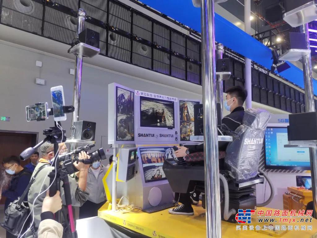 央视聚焦 | 山推5G远程遥控推土机闪耀2021中国5G+工业互联网大会