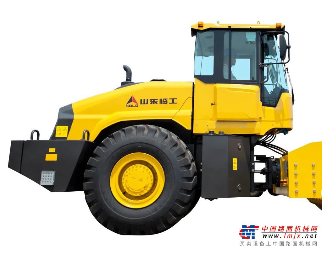 动力方面，山东临工RS6260H搭载了潍柴大马力发动机，满足“国Ⅲ”排放标准。这款带涡轮增压的发动机具有动力强劲、喷油压力高、燃油经济性好、零件通用性强、维保成本低等优势，为整机提供强大的驱动力和激振力。