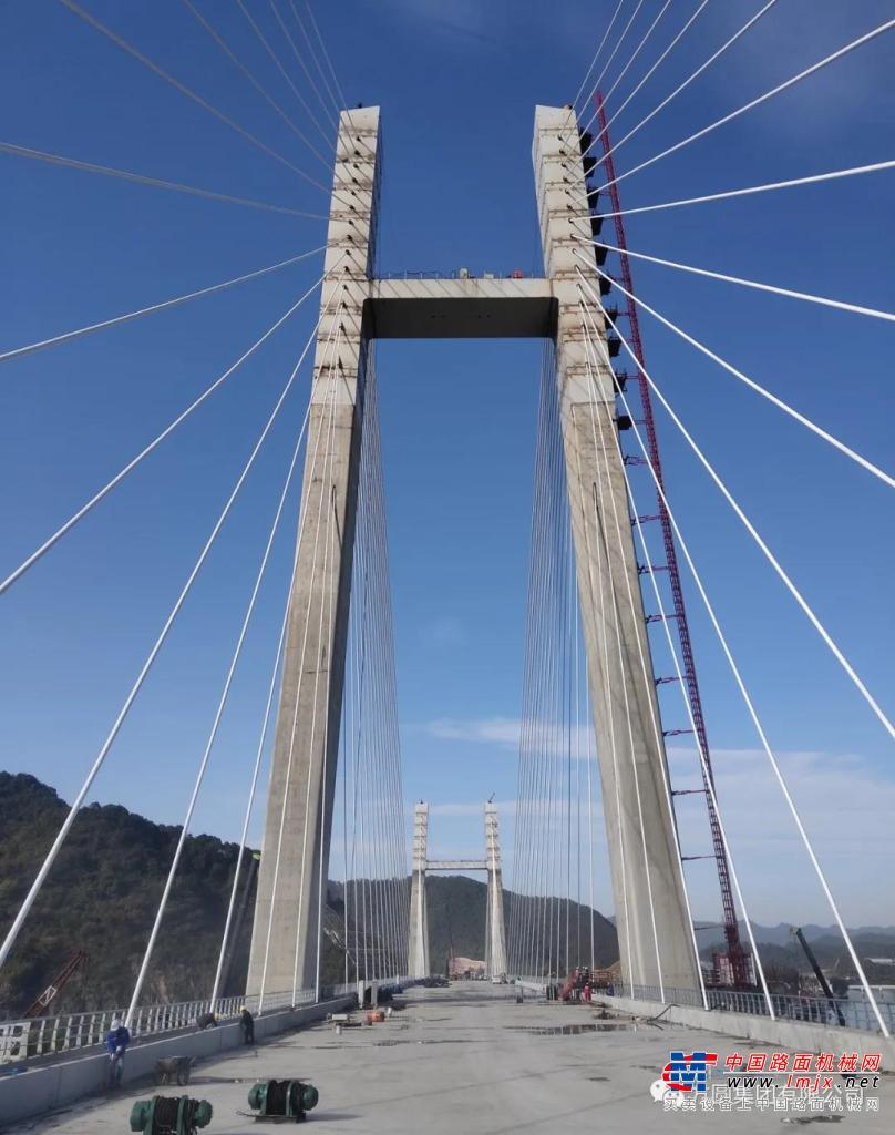 方圆井道施工升降机服役湖杭铁路富春江特大桥建设 助力2022杭州亚运会基础设施施工