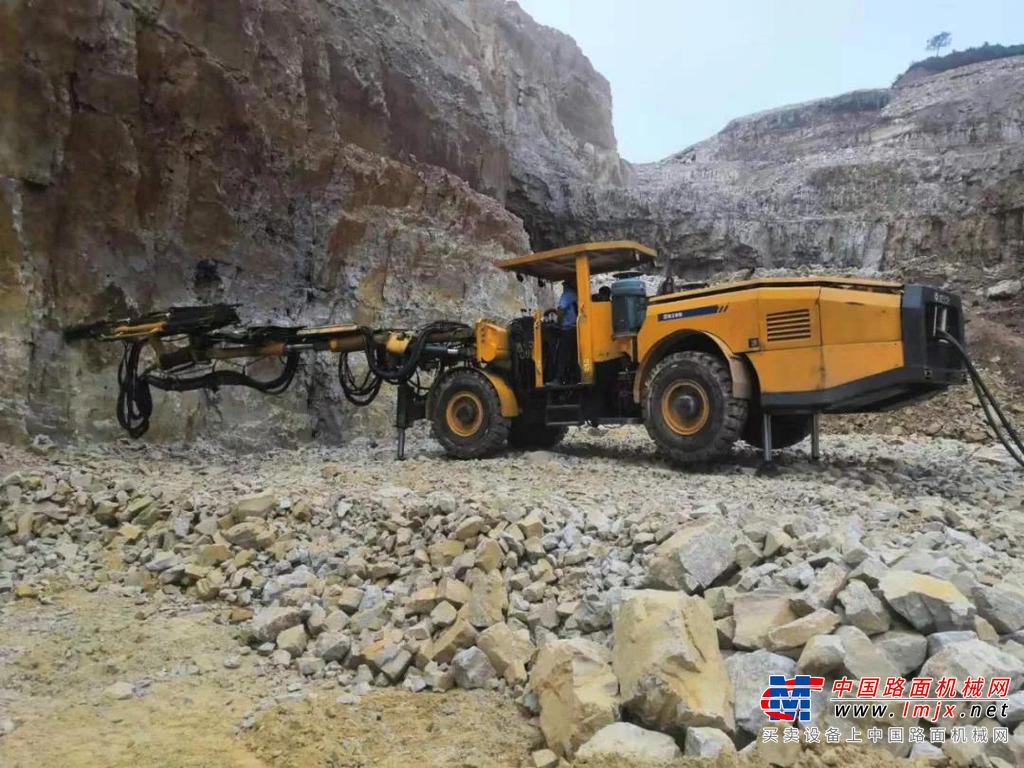 	徐工TZ2A双臂凿岩台车承担这一重大民生工程的凿进施工。