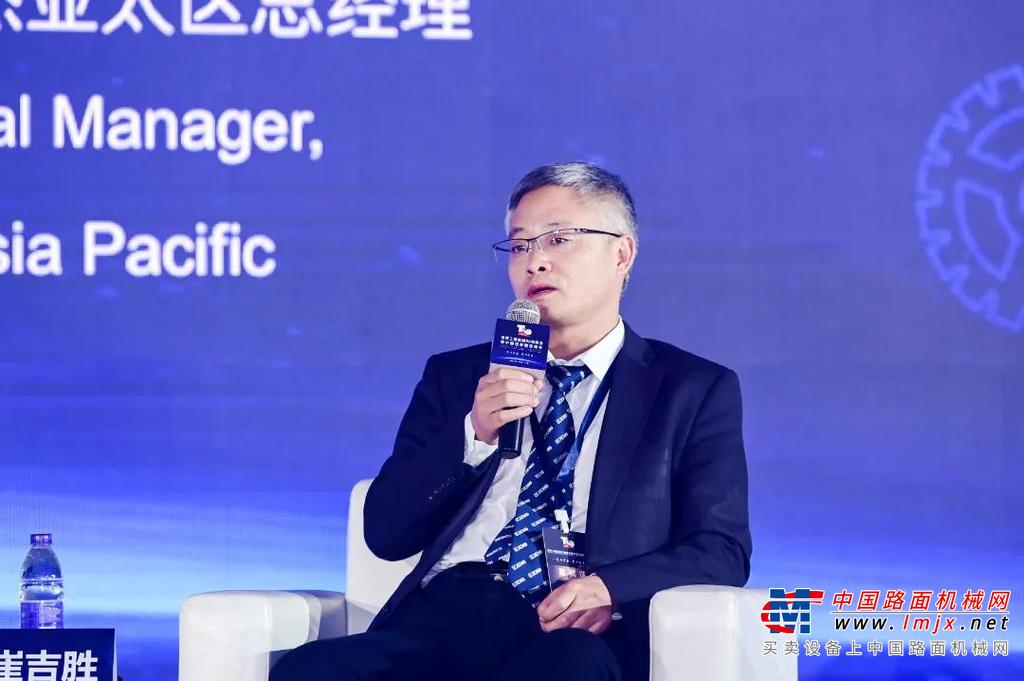 随着全球疫情得到有效地控制、“双碳”战略目标的持续落地，工程机械市场在止跌向上的同时，开始朝着绿色化、智能化、无人化的方向发展。站在变革浪潮中的任何一家企业，当下比任何时候，都更需要看清产业现状和未来，看懂用户需求和市场变化。