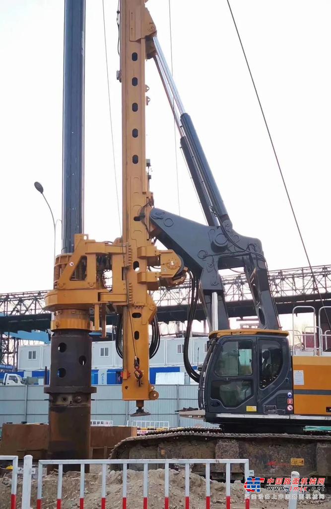 	项目桩径有三种规格1.5m、1.8m、2.0m，桩深在百米左右，多台徐工XR360E、XR400E快速钻进钻出，日均成桩3-4根，且连续施工无任何故障，以徐工设备的高可靠性保证工程项目的高质高效。
