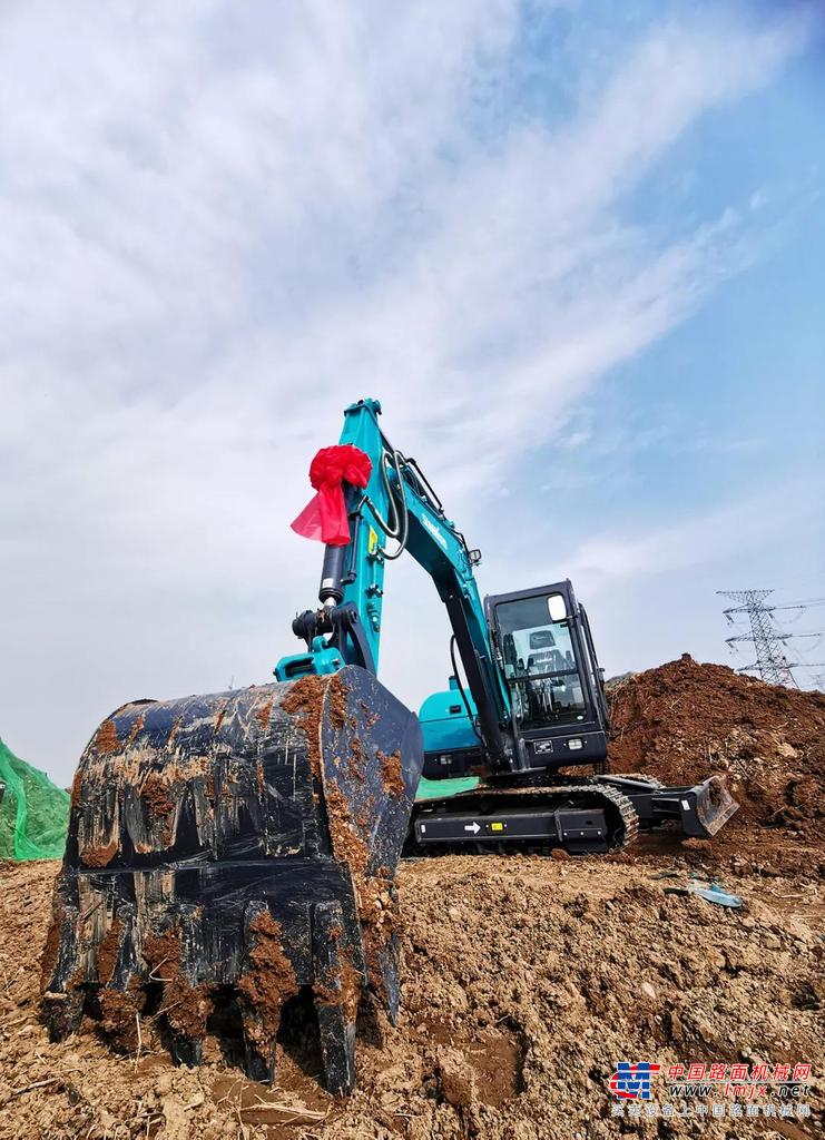 	这台号称“小挖霸主”的SWE60E刚刚抵达工地，它的主人————原本还在忙碌的陈老板就迫不及待地来到现场。服务工程师正在根据公司要求进行设备交机前调试，陈老板紧紧盯着这台SWE60E，满意地不住点头。