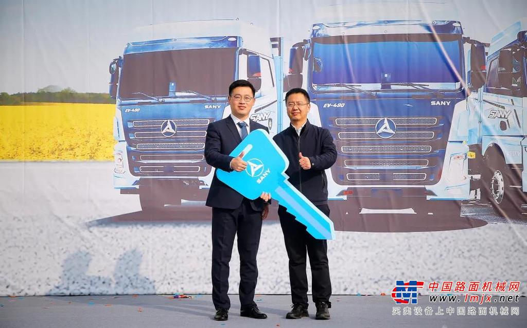 三一重卡是三一集团数字化和智能化转型的先行者，2020年跻身牵引车行业第六，成为近十年来新晋品牌销量最快突破2万台的主机厂。三一集团副总裁周万春在发言中强调：河北陆港保税产业链条发展与三一的发展高度契合，双方都十分期待在电动重卡领域和钢材供应链方面展开深入合作，建立长期战略合作关系，并在共同打造绿色低碳物流示范工程方面实现优势互补、合作共赢。