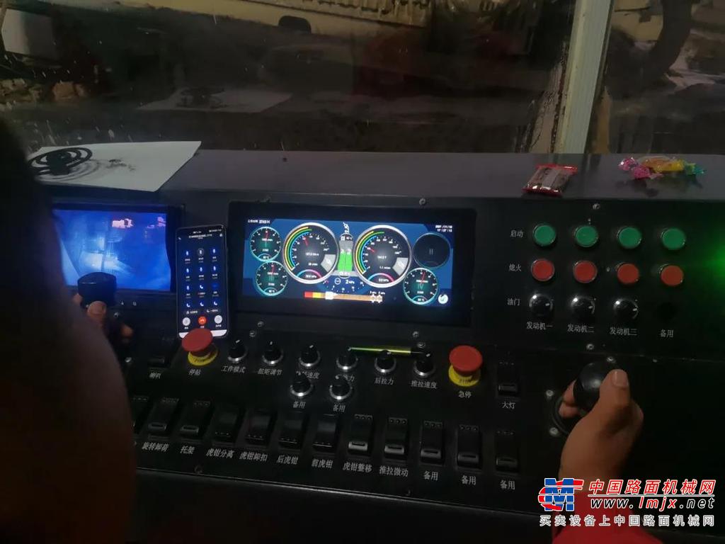	本次完成的穿越是山东管网南干线天然气管道工程施工六区黄河定向钻穿越“三钻过河”中的第一钻，也是最重要、最困难的黄河主干道穿越，也是国内首次实施的大口径、高压力、高钢级管线黏土地层穿越。