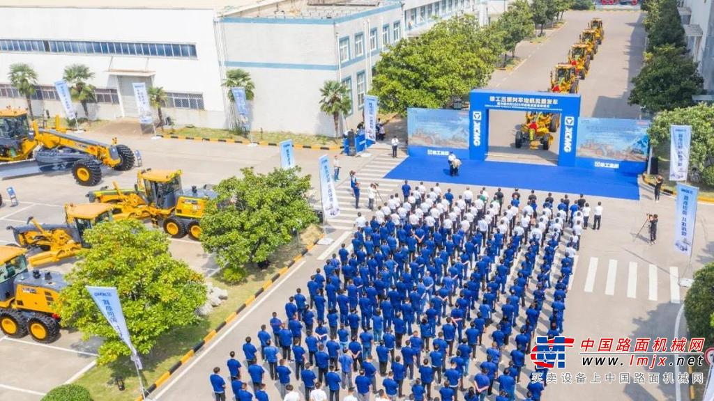“见智·见未来”，一方面含“智慧”之意，表达徐工道路在发展历程上智者的思维，示意与徐工道路一起，必将有一个更美好的未来；另一方面，表达徐工道路必将引领工程机械行业未来。