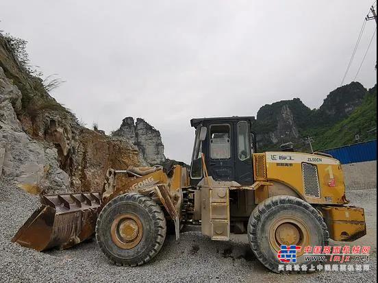 	像这样挤满柳工设备的采石场，欧总还有三个，按照每个采石场布局十几台挖掘机和铲车的阵容计算，欧总有40多台柳工设备。最让人惊讶的是，去年6月柳工956EHD一上市，欧总竟然连价格都不问，就直接电话买了一台。因为是生产旺季，欧总用短短十分钟，向我讲述了和这位交往了十七年的朋友之间的故事。