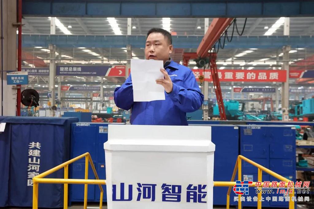 	会上，工会主席张爱民宣读2021年职工职业技能竞赛表彰决定，对李桂文等56名职工进行表彰，并呼吁全体员工向受表彰的先进个人学习，同时也希望受表彰的员工发扬优良作风、戒骄戒躁、再立新功，为山河智能的发展贡献力量。