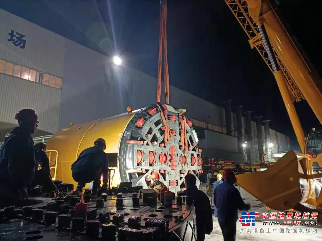 长达两月的开标、竞标，徐工XDN3200-R顶管机以绝对优势拿下订单，但刚过了一个“娄山关”，徐工技术人员便遇到新的“腊子口”：只有60天交货期。
