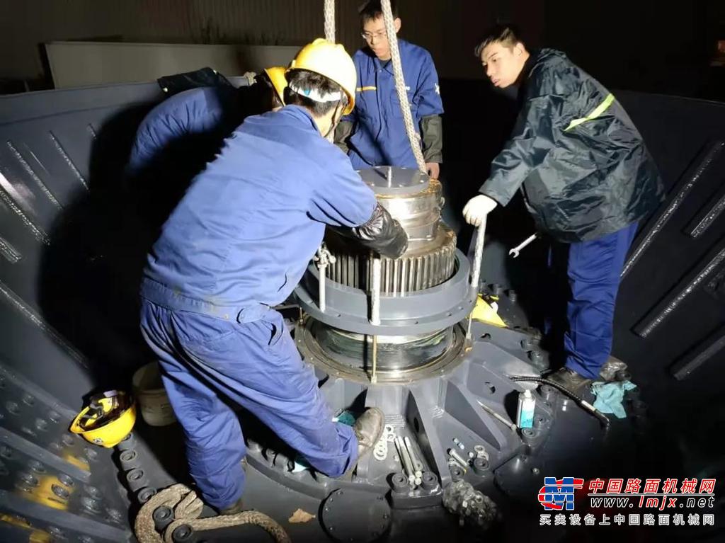 XDN3200-R顶管机最大外径达4.06m，仅机头重量就达90t，即便拥有成熟的研发体系和顶管机技术积淀，面对这个“大家伙”，徐工技术人员深知这次不仅是“创新”也是“闯新”，在经验的积累上，这次需要融合技术+勇气+实力，解放思想，大胆实践。