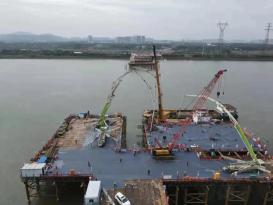 40小時，4000方。三台福田雷薩泵車合力保障湘江跨度最大，長江最高獨塔斜拉橋建設