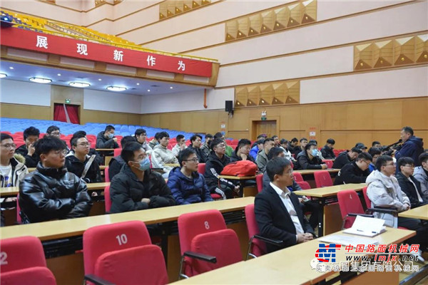 实习大学生们参观了集团各生产企业，了解集团各类主导产品的生产工艺和制作工序。参观了集团各新产业公司，并登上方圆诚信金鼎，感受方圆文化，领略企业发展变化历程。