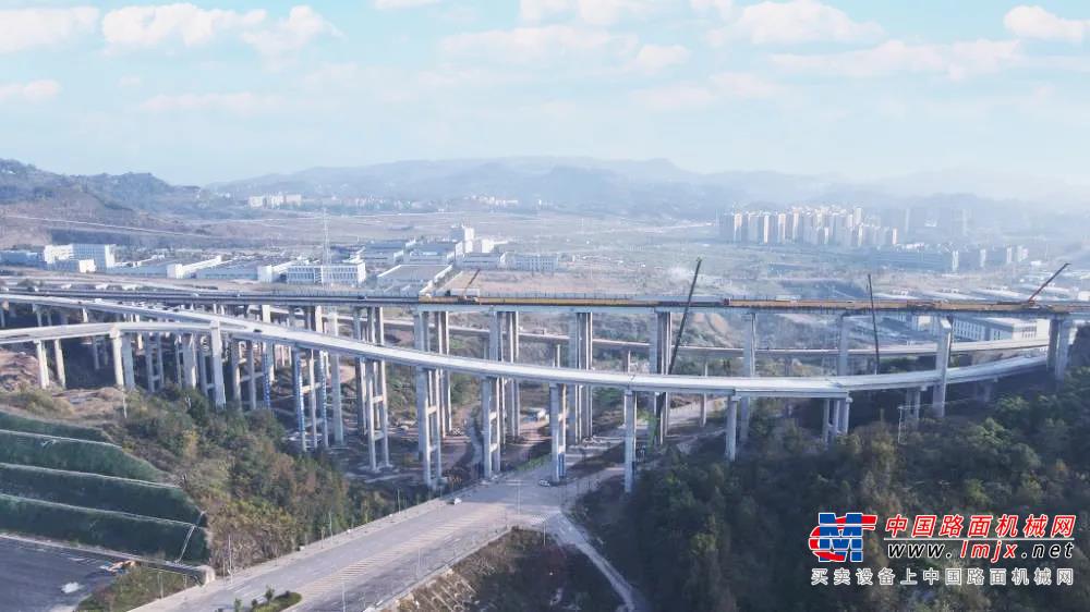 刷新亚洲纪录！中联重科ZAT6000H助力万州环线高速项目百米高空“搭积木”！