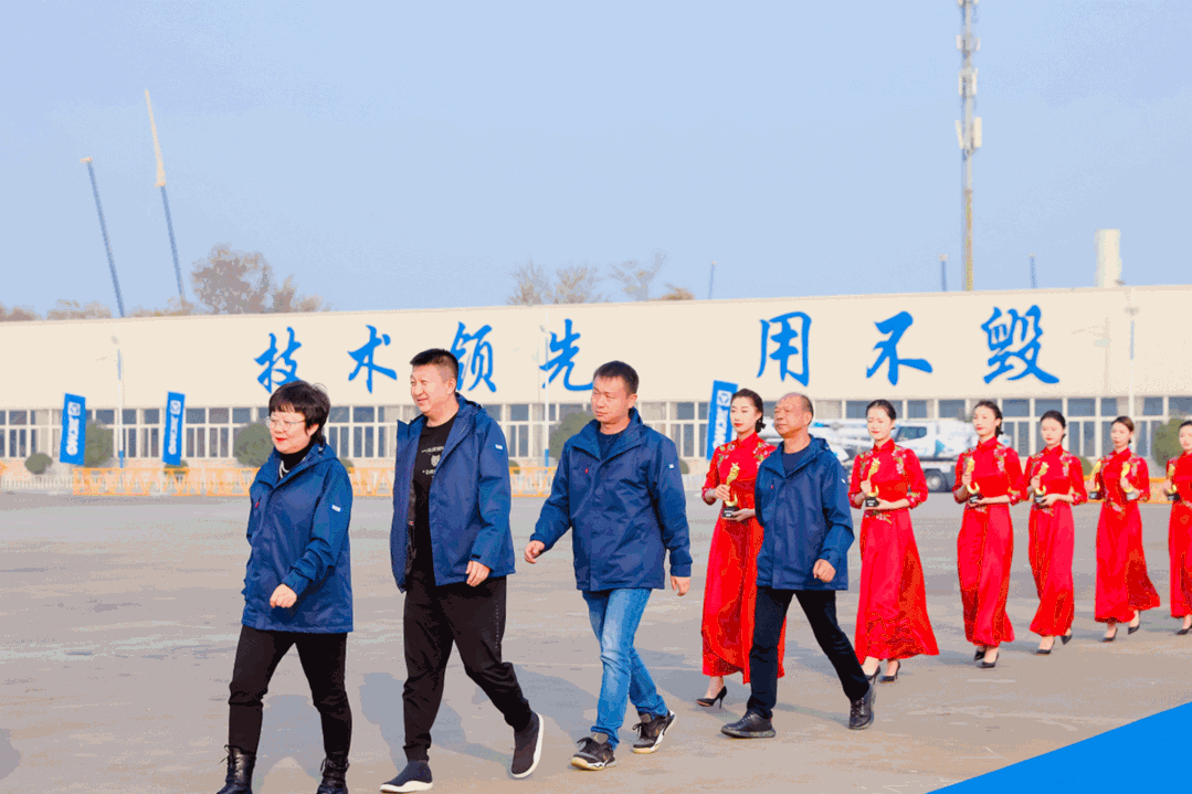 	是徐工携手广大登顶同盟军