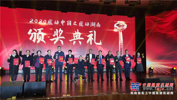 	何清华的颁奖词这样评价到：教书十五载，一面教一面学，向时代学，向尖端学。师者亦学者，不向难题让半分。下海已半百，愈艰苦愈奋斗，与强者斗，与一流斗。老将作先锋，敢向寰球争半壁。功勋建设者何清华，“先导式创新”成就中国制造名片。