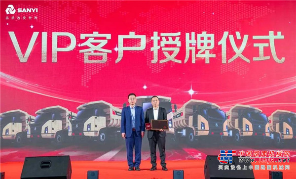 三一重装宽体车项目部项目经理孙艳林先生向客户介绍了SKT105S的产品特性，SKT105S宽体车对车架、悬架、液压、电气、驾驶室等关键零部件进行了全面升级。同时通过严格的台架测试和“灯塔工厂”的自动化生产线，实现了整车的高品质保证。