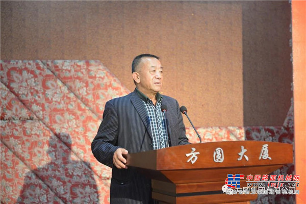 参观结束后，与会人员在方圆大厦三楼多功能厅召开座谈会。方圆集团租赁负责人纪建涛汇报公司租赁工作开展情况。