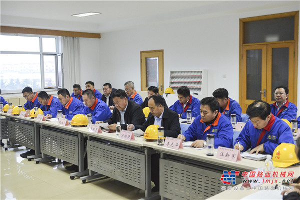 观摩检查采取每到一处首先听取单位负责人工作汇报，然后深入一线，对各单位的生产管理、质量管理、技术革新、安全管理、设备管理、废旧物资利用等方面进行观摩检查。检查中发现，各单位通过加强管理、开展全员创新、节能挖潜、改善工艺工序，取得了可喜成绩，收到良好效果。