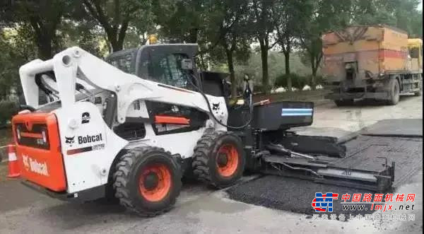 诚然，正是山猫滑移装载机在道路养护领域具有卓越的优越性，才得到了用户如此的肯定与信赖。