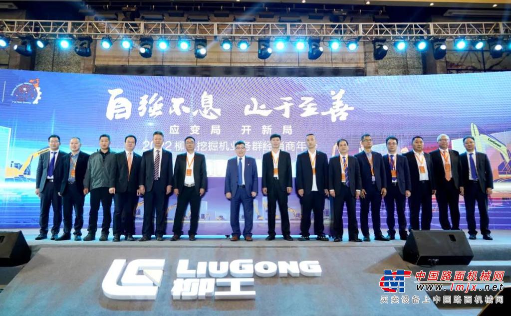 	在色彩上LOGO两端的颜色是柳工VI的标准色蓝、橙色。蓝橙之间的渐变色代表着蓝天、白云、草地，寓意着柳工挖掘机建设美好家园的愿景！