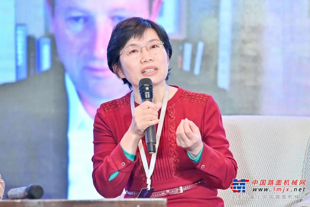 “	徐工集团工程机械有限公司党委副书记李格，与牛津大学企业声誉中心主任鲁伯特·扬格（Rupert Younger）和欧洲工商管理学院营销学教授皮埃尔·尚登（Pierre Chandon）博士等专家学者、知名企业家代表共同出席会议，并围绕“动态世界下的品牌全球化”主题展开互动研讨。