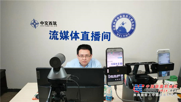 	开班仪式上，国家工程实验室技术委员会专家、沥青混合料再生装备专业实验室副主任、中交西筑总工程师张永卫代表主办方致欢迎词，张总工表示，西筑62年的发展离不开广大客户的长期关注和坚定支持，他简单介绍了西筑的历时沿革、人才培养、技术实力、产品矩阵和办班情况等，表示西筑在发展中坚定民族自信、文化自信、技术自信和产品自信，坚守民族品牌的根和魂，其热情洋溢的致辞触动了大家的情怀，弹幕上的点赞和鼓掌此起彼伏。