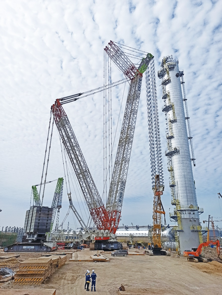 吊重2.3万吨！中联重科3200吨履带吊助力世界级炼化项目吊装工作圆满收 