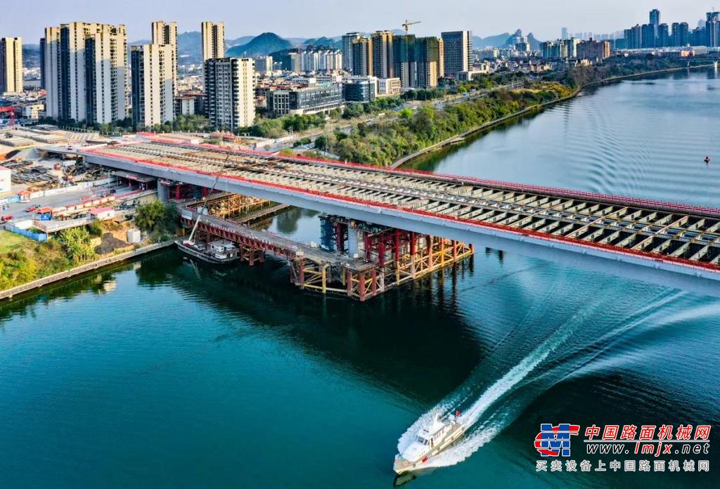	凤凰岭大桥主线全长1.6千米，跨江主桥长700米，桥面宽为46.6米，是目前国内跨径最大的钢-混凝土组合梁桥，也是世界上跨径最大、体量最大的跨江风雨桥。凤凰岭大桥之所以被称为世界之最，不仅因为独特的造型，更是因为其世界级的建设难度和施工速度。