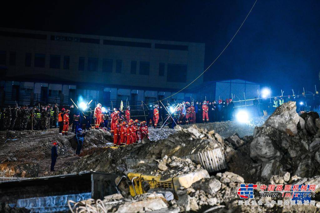 贵州毕节在建工地山体滑坡挖机倾倒，17人被困，救援现场（图）