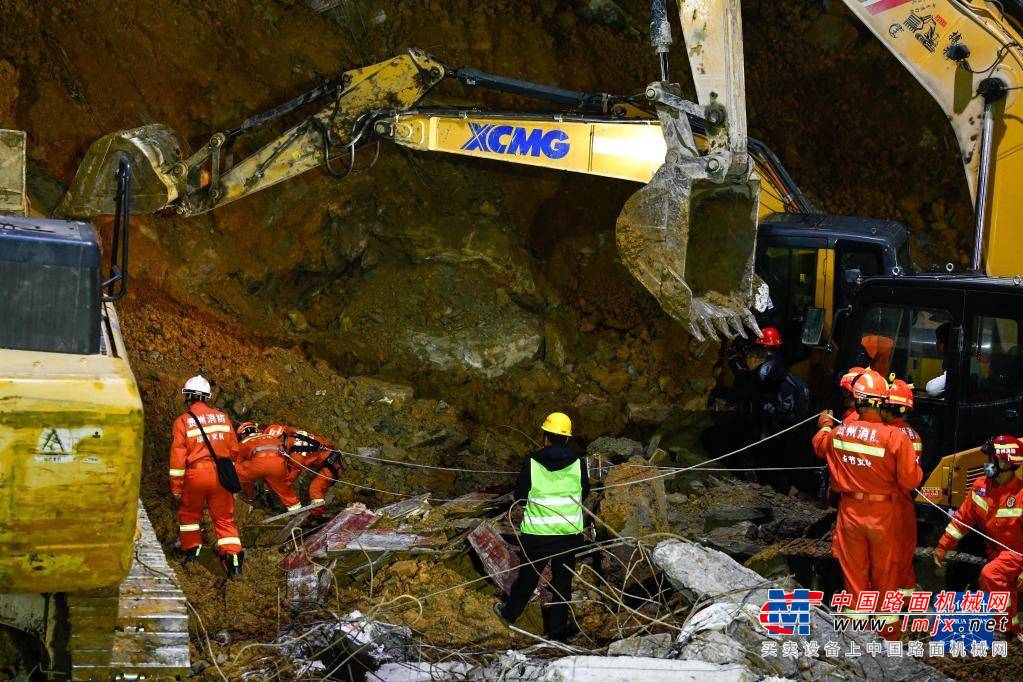 貴州畢節在建工地山體滑坡挖機傾倒，17人被困，救援現場（圖）