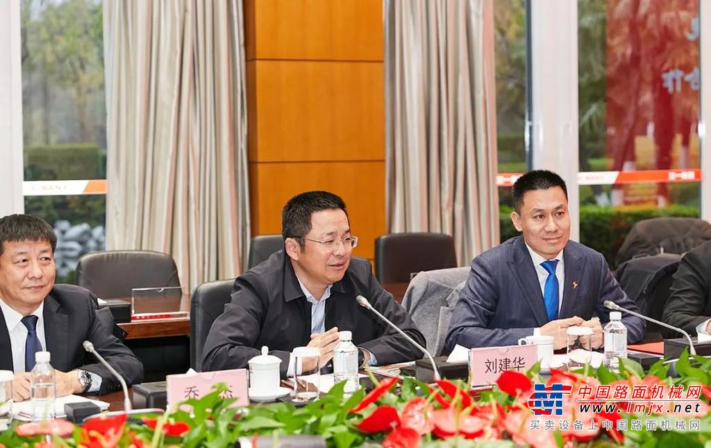 仪式开始前，梁林河先生致欢迎辞，热烈欢迎亿纬动力和特来电两方领导嘉宾不远万里莅临长沙。他指出，三一集团去年成立9个电动化子公司和研究院，共推出30余款新能源产品，电动化成为三一未来发展的重要方向之一，而三一电动重卡的发展步伐，目前走在集团前列，已实现电动重卡月销量第一、累计销量第一、市占率第一的“三个第一”指标。