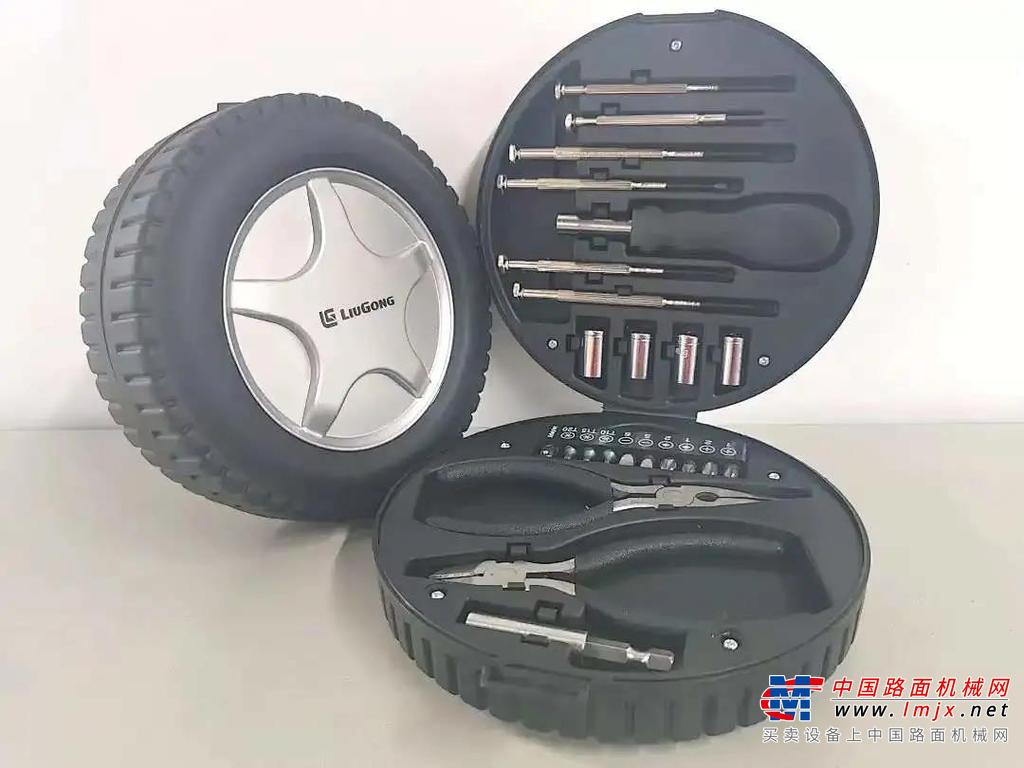 	在听了高老板公司的基本情况和企业扩产计划后，廖哥根据高老板的年产量，综合分析之后，向高老板推荐了3台柳工870H MAX装载机。一是由于柳工牌子的影响力大，公司之前就采购过不少柳工的50铲车，司机师傅对于柳工的铲车比较熟悉，不需要花多少时间适应，直接就能上手。