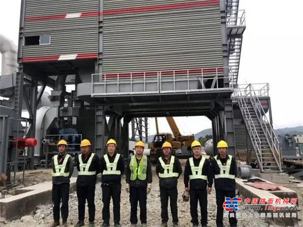 西筑全体服务工程师不畏艰辛，坚守在国内外各工地，当前有四分之三的服务工程师辗转于国内各工地，20余人扎根在博兹瓦纳、埃塞俄比亚、科特迪瓦、尼日利亚、秘鲁、马达加斯加、马拉维、吉尔吉斯等8个国家，抵抗着疫情和战争的风险，为那里的用户提供设备安装调试和服务业务，保障用户的正常生产经营需求。