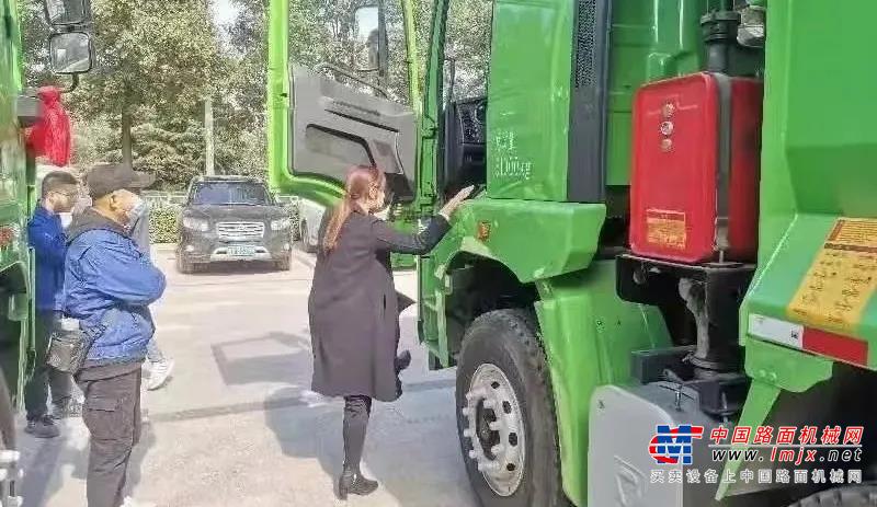 它是新时代的公路新星	更是国六轻量化自卸车的强力战将	稳居细分市场第一阵营