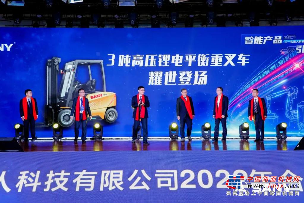 	代晴華表示：“面臨第四次工革命疊加第三次能源革命帶來的‘超級技術窗口’，三一作為全球領先的裝備制造企業，將繼續引領著行業智能制造高速發展，推動中國從制造大國變成制造強國”。