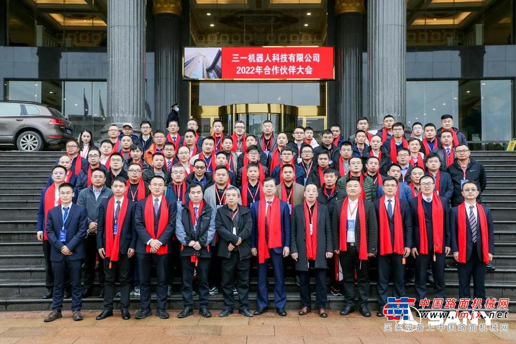 郭承志表示，三一機器人的智能產品、智能線，目前已經在集團內部積累了豐富的場景應用經驗，并深度參與包括樁機1號工廠在內的30座“燈塔工廠”建設。