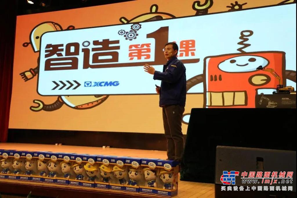 	今年年初，徐工“大国工匠进校园”活动在淮阴中学开明分校开启了全国巡讲的第十四站。远程操控、VR摇操、物理原理试验......脱颖于徐工青少年成长联盟方案，“大国工匠进校园”已成为徐工的标志性品牌活动。