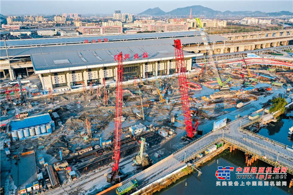 	在达到开挖条件之前，项目在基坑支护上下了苦功。为了对基坑开挖起到围护和止水的关键作用，这里要建好超100幅地连墙。
