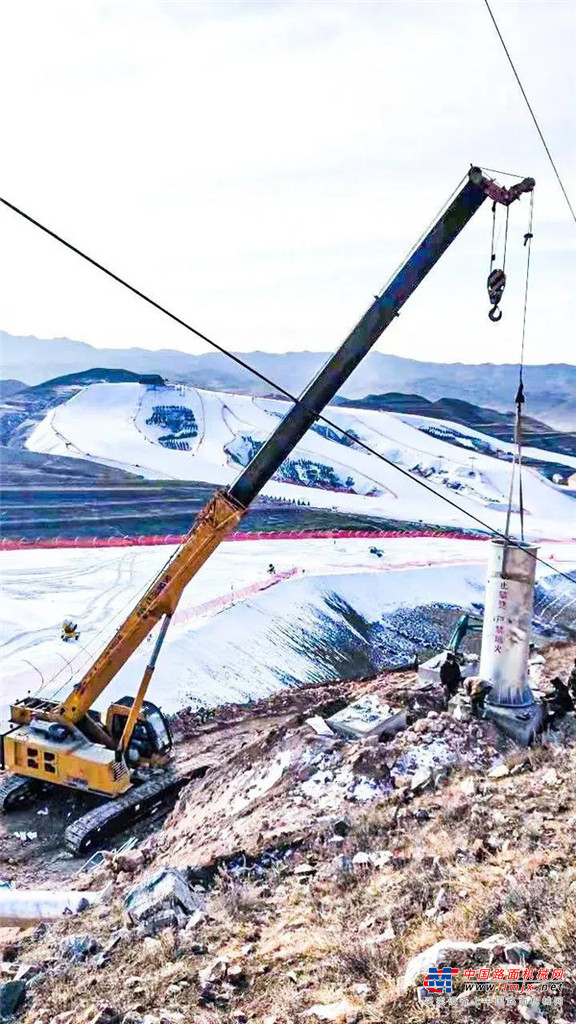 马鬃山滑雪场坡度较大，施工栈道宽度有限，同时现场50台天冰造雪机正开足马力进行造雪作业，像丝绸一样柔软顺滑的粉雪平铺在地面，大大增加了车辆爬坡的难度。