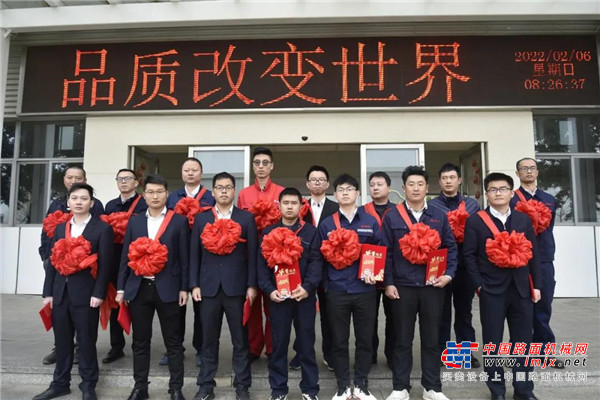 	2月6日8点18分，三一重能开工仪式上，众人整齐列队，庄严迎来农历新年开工的第一次升旗。随后三一重能总工程师李强发表讲话，在旗帜飘扬中展雄心，鼓足干劲创未来！
