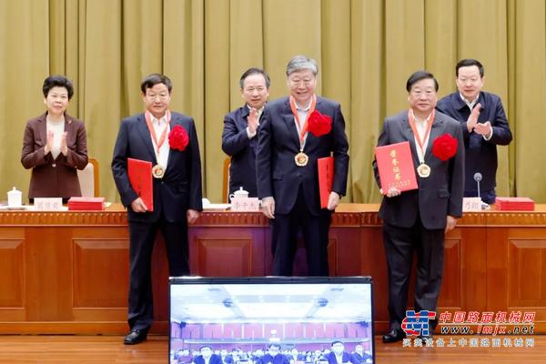 荣耀丨谭旭光获评山东省杰出企业家并记一等功