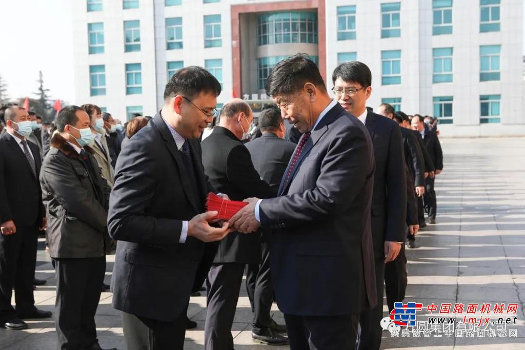 观赏了热闹欢腾的安塞腰鼓之后，集团全体员工集合于大厦广场，召开春节开工动员大会。
