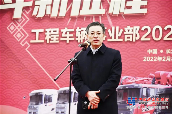 在邵阳发车现场，200台身披红花的搅拌车、自卸车整齐列队，气势如虹，车队绵延数里，从园区鱼贯而出，准备发往广东、江苏、四川、重庆等地，打响新春好彩头。